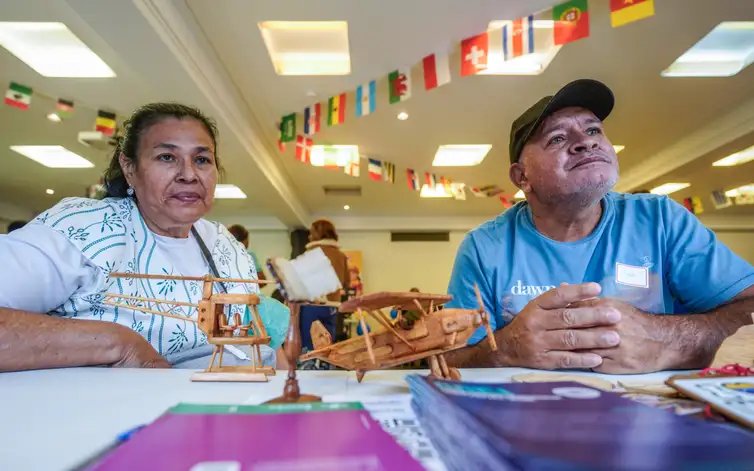 São Paulo 17/10/2026 - Cerca de 100 refugiados e migrantes, de 23 nacionalidades, participam, no Centro de São Paulo, da ação “Conexões que Transformam”. O evento promovido pelo Grupo Mulheres do Brasil, Konecta Brasil e Konecta Foundation reúne workshops de empregabilidade e empreendedorismo, revisão de currículo com tradução automática para o português, apoio à documentação e estações com vagas de emprego, espaço kids e de bem-estar.  Foto: Rafa Neddermeyer/Agência Brasil