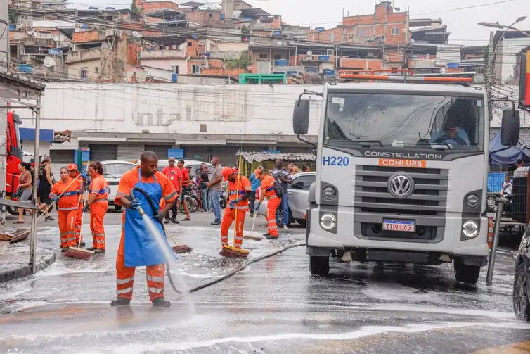Rio de Janeiro (RJ), 29/10/2025 - Agentes da prefeitura limpam rua onde os corpos da chacina foram levados antes de saírem para o IML, Operação Contenção.
Foto: Tânia Rêgo/Agência Brasil