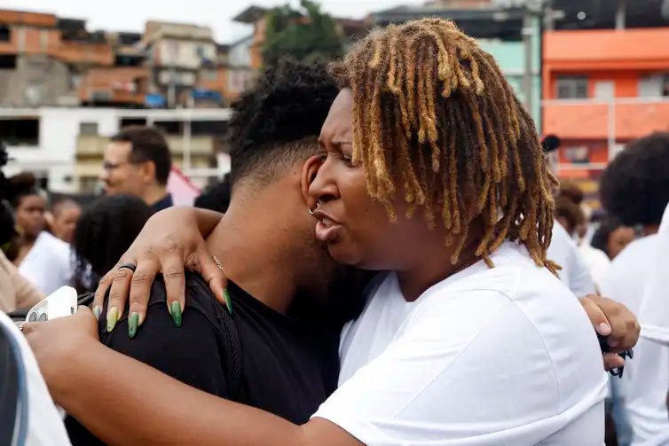 Rio de Janeiro (RJ), 31/10/2025 - Moradores, familiares e representantes da sociedade civil se reúnem na comunidade da Vila Cruzeiro para manifestação de repúdio à Operação Contenção que deixou 121 mortos. Foto: Tânia Rêgo/Agência Brasil