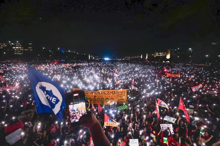 Brasília (DF), 13/10/2026  - Ato em apoio à candidatura de reeleição, Luiz Inácio Lula da Silva à Presidência da República, na Esplanada dos Ministérios, em Brasília.
Foto: midianinjaInstagram