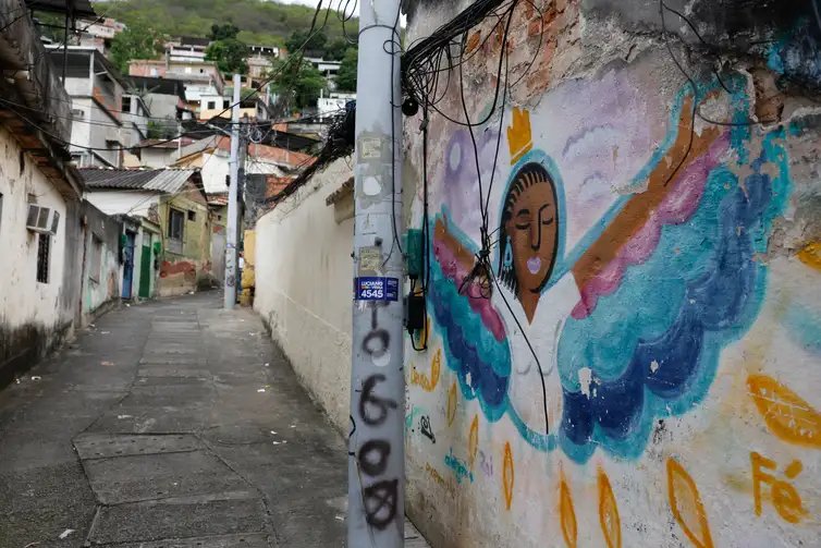 Rio de Janeiro (RJ), 21/09/2026 – Caso Kathlen Romeu, jovem morta por tiro de fuzil em 2021, durante ação da Polícia Militar no Complexo do Lins, vai a julgamento. Murais de grafite prestam homenagem na comunidade. Foto: Fernando Frazão/Agência Brasil