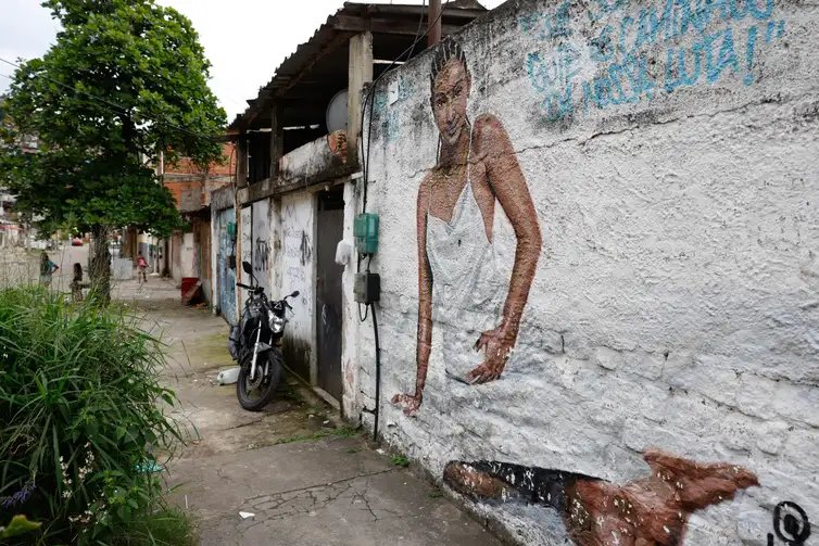 Rio de Janeiro (RJ), 21/09/2026 – Caso Kathlen Romeu, jovem morta por tiro de fuzil em 2021, durante ação da Polícia Militar no Complexo do Lins, vai a julgamento. Murais de grafite prestam homenagem no local onde ela foi atingida na comunidade. Foto: Fernando Frazão/Agência Brasil