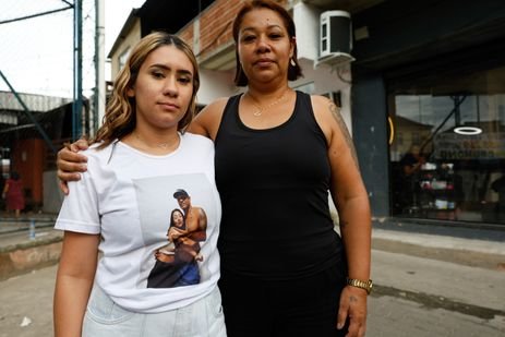 Rio de Janeiro (RJ), 28/10/2026 – Ana Paula Muniz e Maryelen Muniz, mãe e irmã de Diego Muniz, no ato no Complexo da Penha em memória de um ano da Operação Contenção, que deixou 122 mortos após ação policial, para discutir segurança pública nas favelas. Foto: Fernando Frazão/Agência Brasil