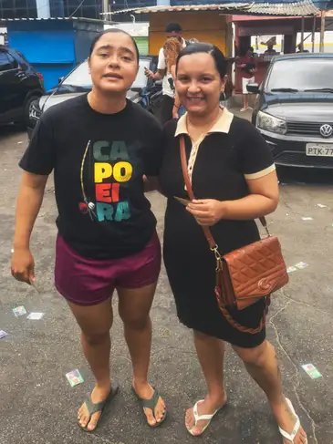 São Luís (MA), 04/10/2026 - Alice e Thais chegam para votação das Eleições 2026, na escola Liceu Maranhense. Foto: Luciano Nascimento/Agência Brasil