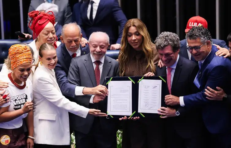 Brasília – DF – 16/10/2026 -O presidente do Senado, Davi Alcolumbre, Presidente da Câmara dos Deputados, Hugo Motta e Presidente, Luiz Inácio Lula da Silva, durante promulgação da Proposta de Emenda à Constituição (PEC 221), que acaba com a escala um dia de descanso a cada seis de trabalho no país, a escala 6x1. Lula Marques/Agência Brasil.