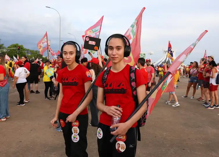 Brasília -DF- 24/10/2026 –  As Gêmeas Melissa e Laila durante Manifestação da virada em apoio ao PT em Brasília. Foto: Lula Marques/Agência Brasil