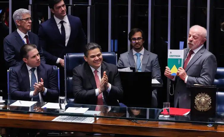 Brasília – DF – 16/10/2026 -O presidente do Senado, Davi Alcolumbre, Presidente da Câmara dos Deputados, Hugo Motta e Presidente, Luiz Inácio Lula da Silva, durante promulgação da Proposta de Emenda à Constituição (PEC 221), que acaba com a escala um dia de descanso a cada seis de trabalho no país, a escala 6x1. Lula Marques/Agência Brasil.