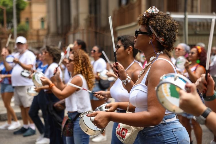Rio de Janeiro (RJ), 20/11/2025 – Cortejo da Tia Ciata em comemoração do Dia da Consciência Negra percorre ruas do centro do Rio de Janeiro. Foto: Tomaz Silva/Agência Brasil