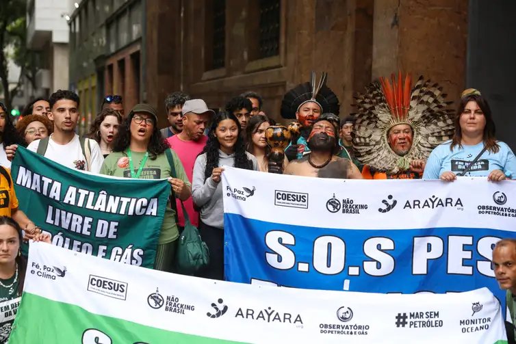 Rio de Janeiro (RJ), 07/10/2026 – Entidades da sociedade civil protestam em frente a sede da Agência Nacional do Petróleo, Gás Natural e Biocombustíveis (ANP) durante sessão pública do 4º Ciclo da Oferta Permanente de Partilha da Produção (OPP4), na sede da empresa, no centro do Rio de Janeiro. Foto: Tomaz Silva/Agência Brasil