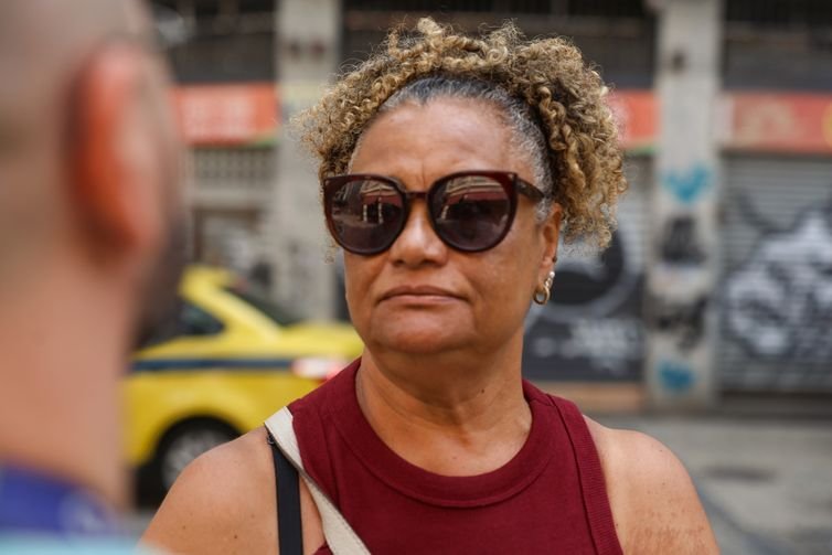 Rio de Janeiro (RJ), 15/10/2026 – A aposentada Maria Antônia de Carvalho fala à Agência Brasil sobre a aprovação da Proposta de Emenda à Constituição (PEC) que acaba com da escala de trabalho 6x1, no centro do Rio de Janeiro. Foto: Tomaz Silva/Agência Brasil