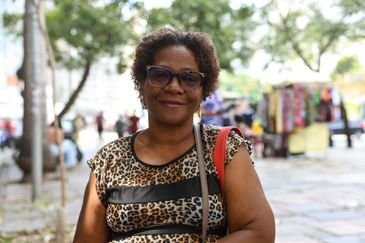 Rio de Janeiro (RJ), 15/10/2026 – A aposentada Luciana Machado de Oliveira fala à Agência Brasil sobre a aprovação da Proposta de Emenda à Constituição (PEC) que acaba com da escala de trabalho 6x1, no centro do Rio de Janeiro. Foto: Tomaz Silva/Agência Brasil