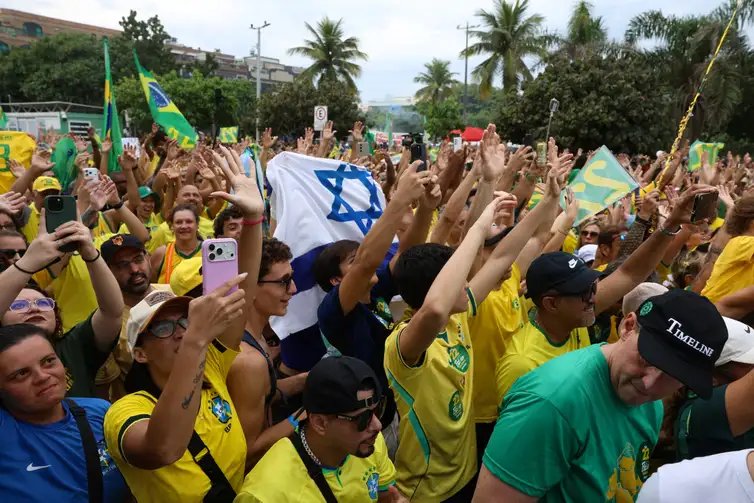 Rio de Janeiro (RJ), 24/10/2026 – Apoiadores do senador Flávio Bolsonaro, e candidato a presidência, participam de ato de campanha do candidato na Praça do Ó, na Barra da Tijuca, na zona sudoeste do Rio de Janeiro. Foto: Tomaz Silva/Agência Brasil