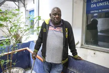 Rio de Janeiro (RJ), 25/10/2026 – O eleitor Paulo César da Silva, após votar, no Centro Universitário Augusto Motta (UNISUAM), na zona norte do Rio de Janeiro. Foto: Tomaz Silva/Agência Brasil