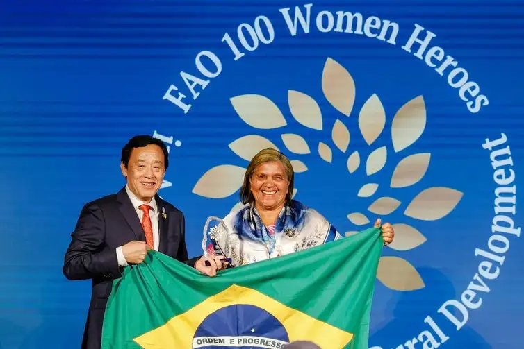 Giuseppe Carotenuto/FAO Roma, 16/10/2026 - A pescadora pernambucana Joana Mousinho, de Itapissuma, recebe do diretor-geral da Organização das Nações Unidas para a Alimentação e a Agricultura (FAO), Qu Dongyu, o prêmio 100 Mulheres Heroínas. Foto: Giuseppe Carotenuto/FAO
